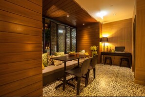 Frokost serveres, thailandske retter