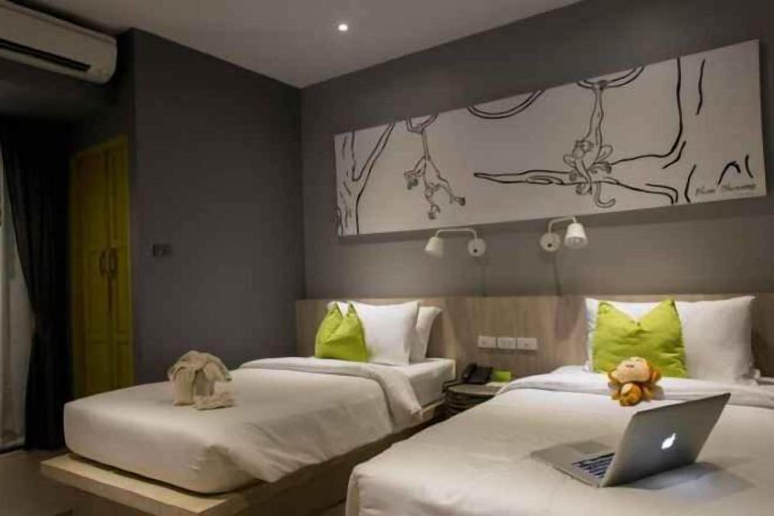 Frigobar, cofres nos quartos, cortinas blackout