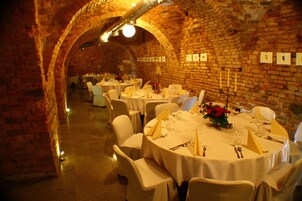 Öğle yemeği, akşam yemeği sunulur, Akdeniz mutfağı, açık havada yemek 