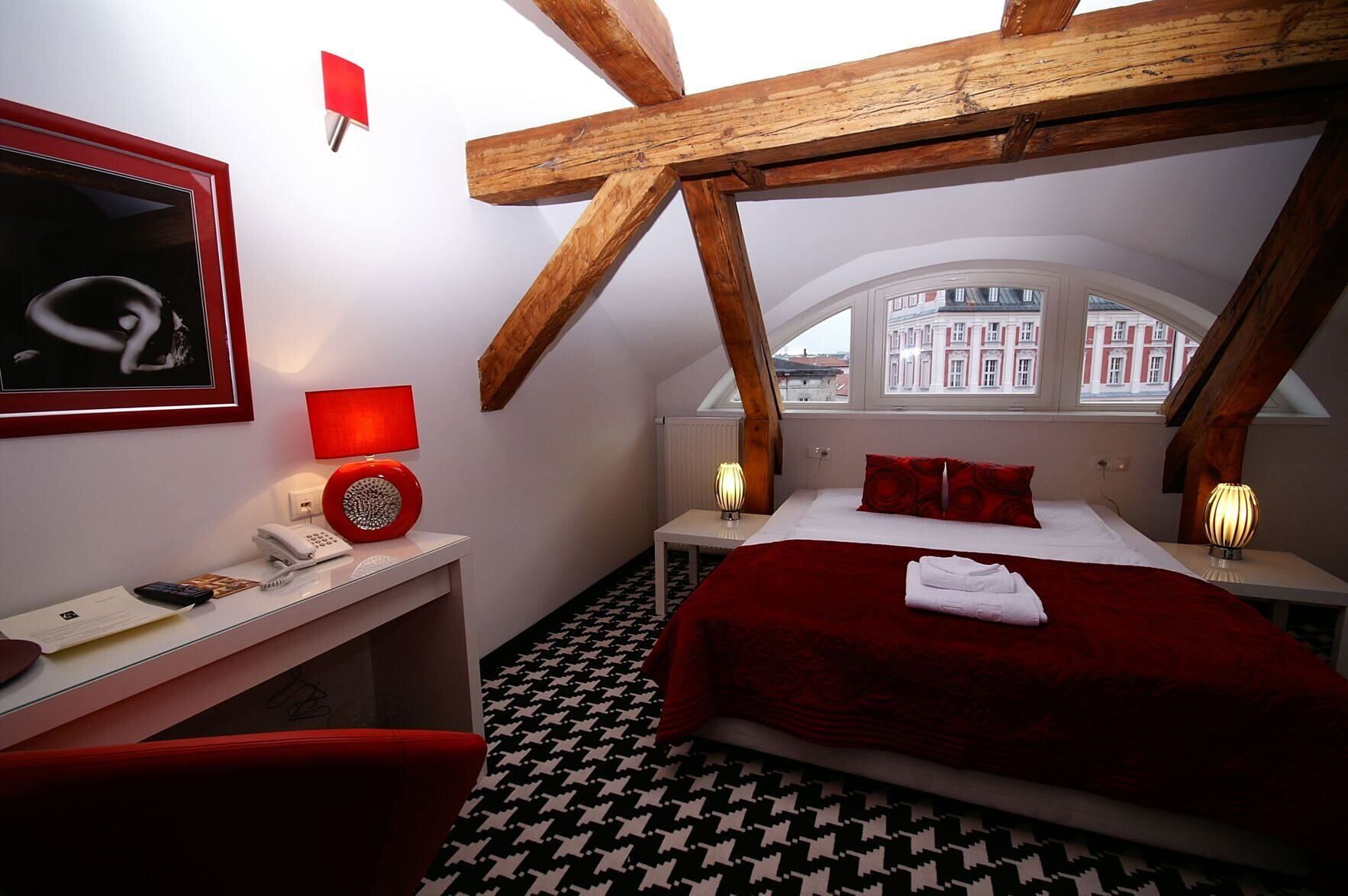 Literie de qualité, minibar, coffre-fort, décor unique