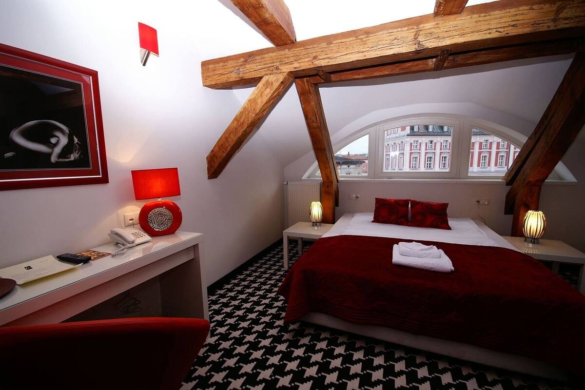 Literie de qualité, minibar, coffre-fort, décor unique