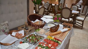 朝食 (ビュッフェ)、毎日提供 (有料)