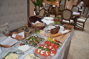 Dagelijks ontbijtbuffet (PLN 59 per persoon)