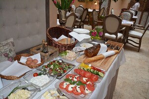 Se ofrece un desayuno bufé (59 PLN por persona)