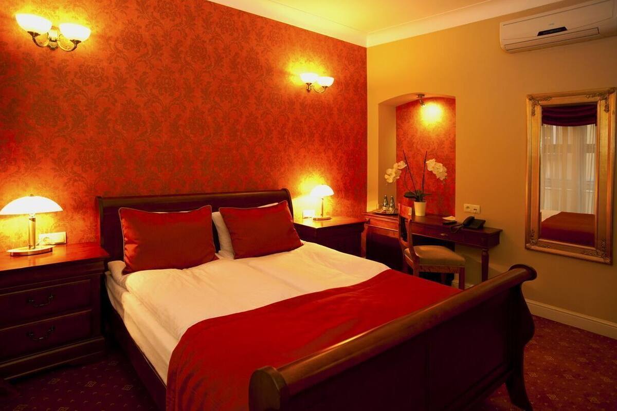 Literie de qualité, minibar, coffre-fort, décor unique