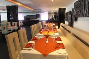 Lunch and dinner served, international cuisine