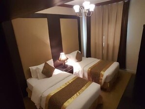 Suite, 2 soverom (With 2 Bathrooms) | Minibar, safe på rommet, lydisolert og strykejern/-brett
