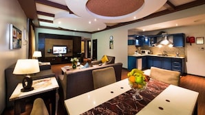 A modern hotel room with a dining area, kitchen, and living space. - Boudl Al Masif (Riyadh)