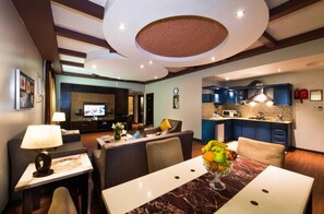 Suite ejecutiva, 2 habitaciones (With 2 Bathrooms) | Área de sala de estar | Televisión