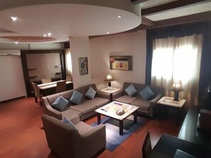 Suite, 2 habitaciones (With 2 Bathrooms) | Minibar, caja de seguridad en la habitación y insonorización