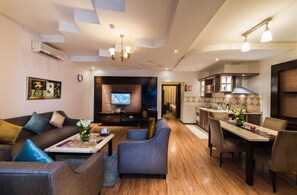 Suite, 3 soverom | Oppholdsområde | TV