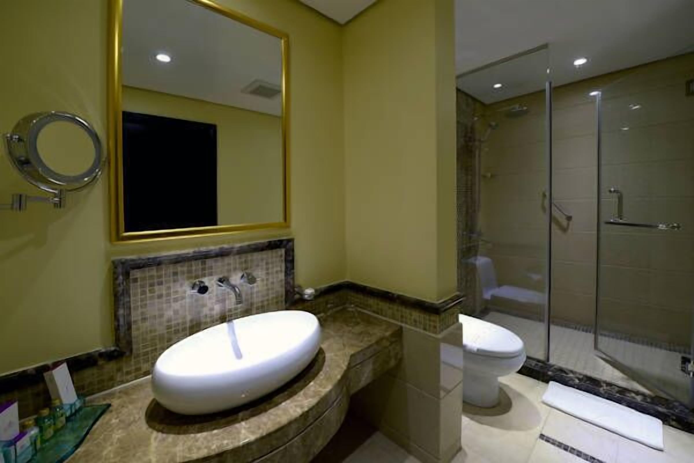 deluxe room (with 1 bathroom) | minibar, in-room safe, desk, iron/ironing board