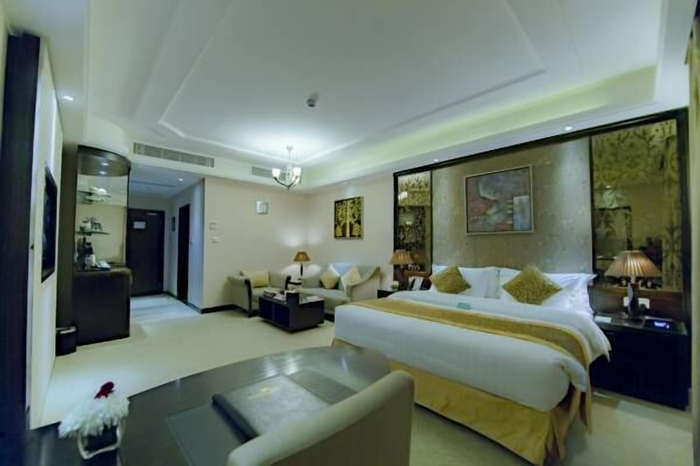 deluxe room (with 1 bathroom) | minibar, in-room safe, desk, iron/ironing board