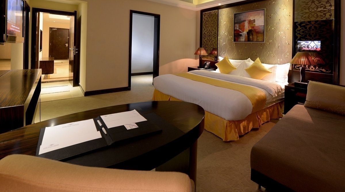 Minibar, coffres-forts dans les chambres, bureau