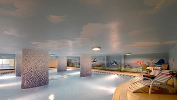 Una piscina cubierta
