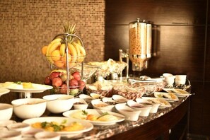 Ein Buffet mit verschiedenen Speisen und Früchten.