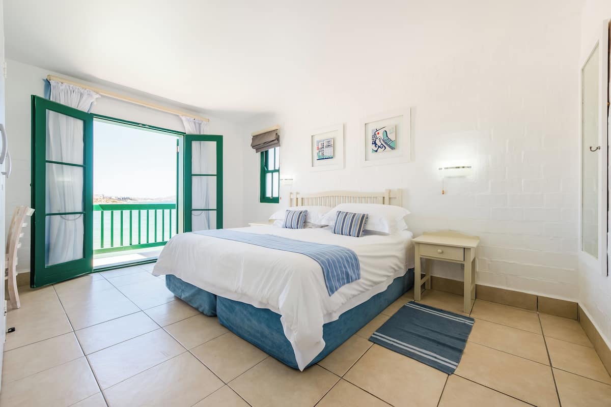 Seafront 3 Bedroom Kaliva | 1 bedroom, in-room safe, individually decorated, individually furnished