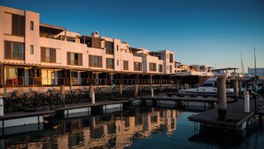 Una marina con edifici moderni, un molo e una barca.