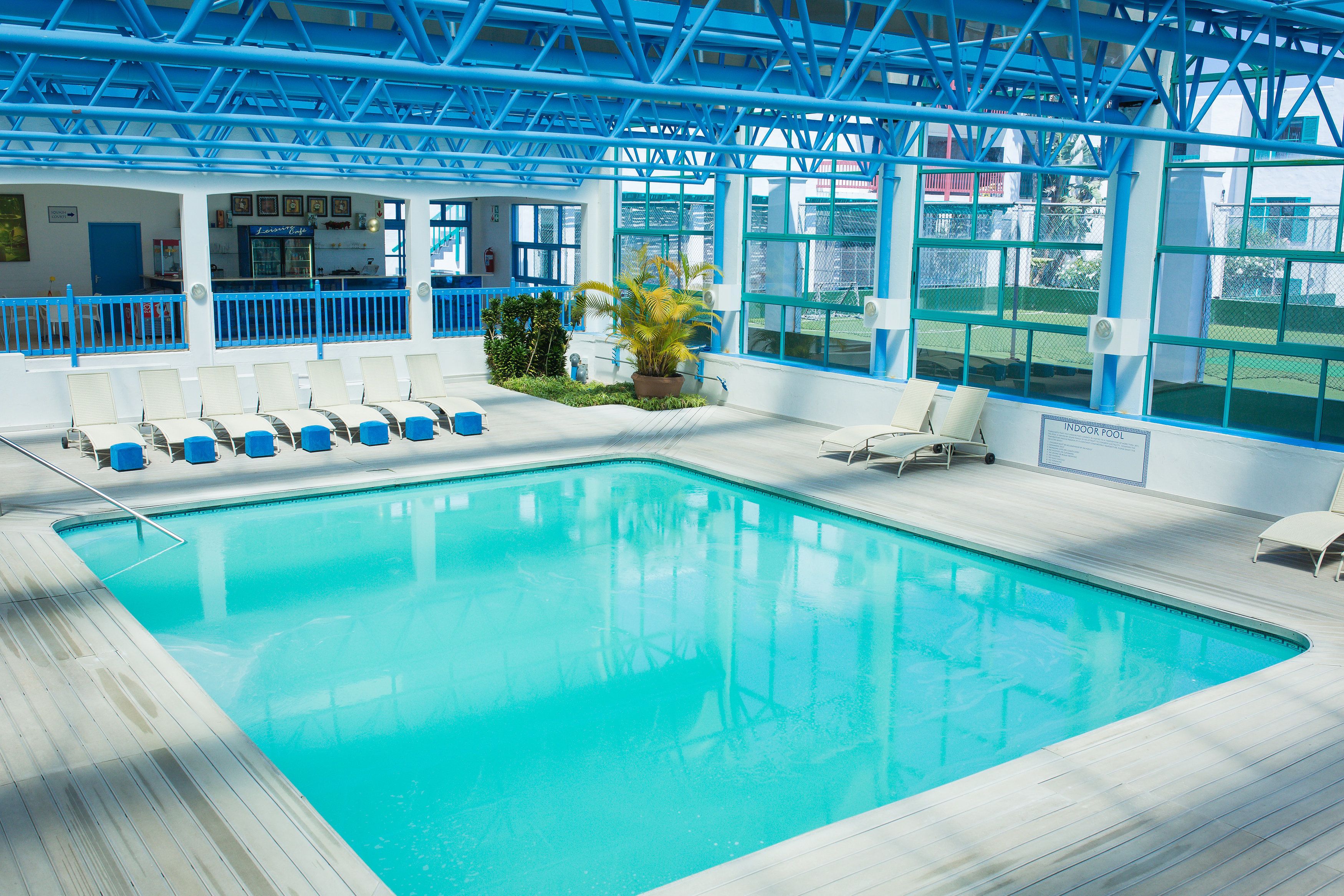 Piscine couverte, 6 piscines extérieures, chaises longues