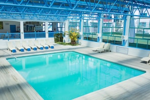 Una piscina cubierta, 6 piscinas al aire libre, tumbonas