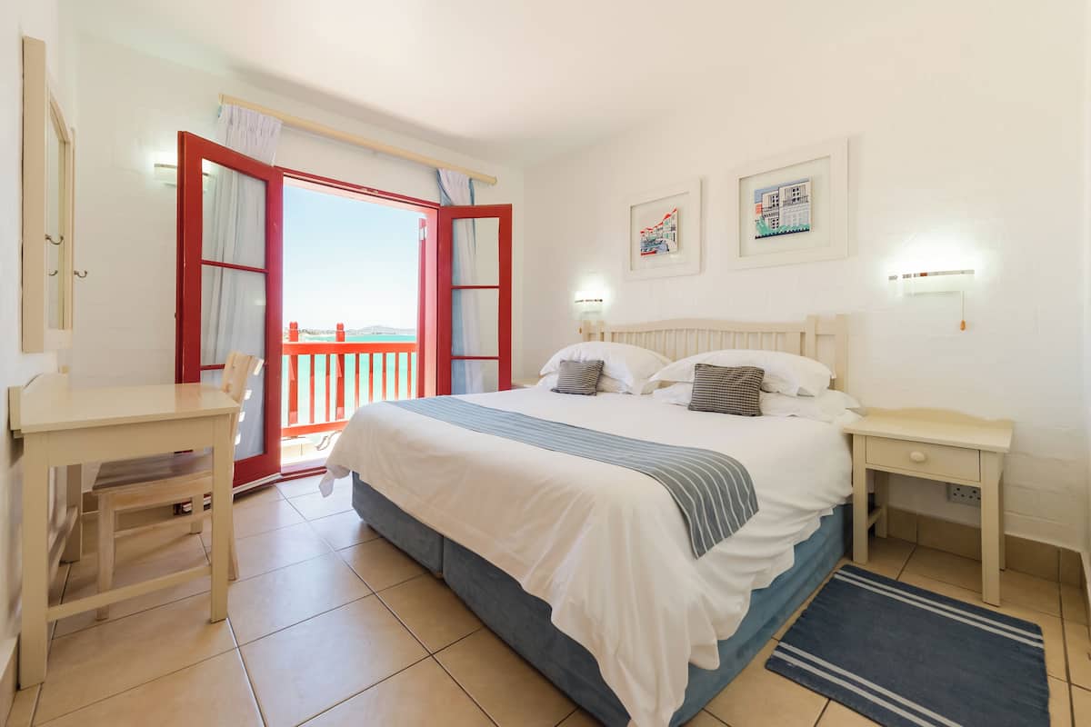 Seafront 2 Bedroom Kaliva | 客房內保險箱、熨斗/熨衣板、無線上網、獨特裝潢