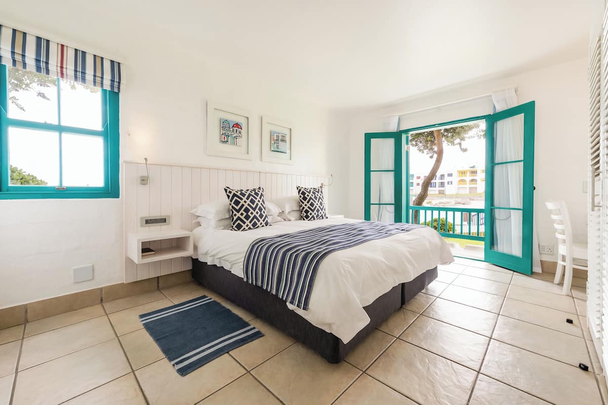 Beachfront 3 Bedroom Kaliva | 客房內保險箱、熨斗/熨衣板、無線上網、獨特裝潢
