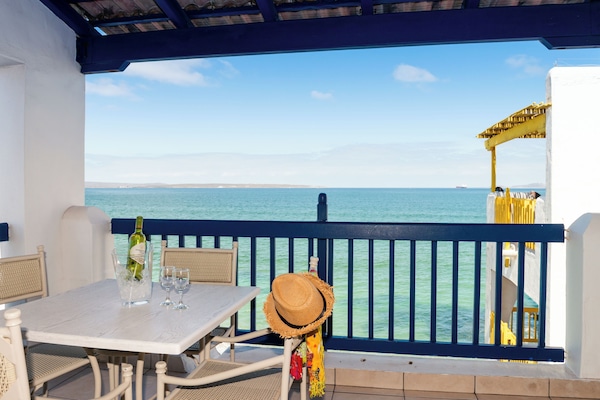 Seafront 1 Bedroom Kaliva | إطلالة على البحر/الشاطئ