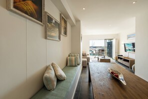 Marina 2 Bedroom Apartment | Opholdsområde | 32-tommers plasma-tv med satellitkanaler, tv