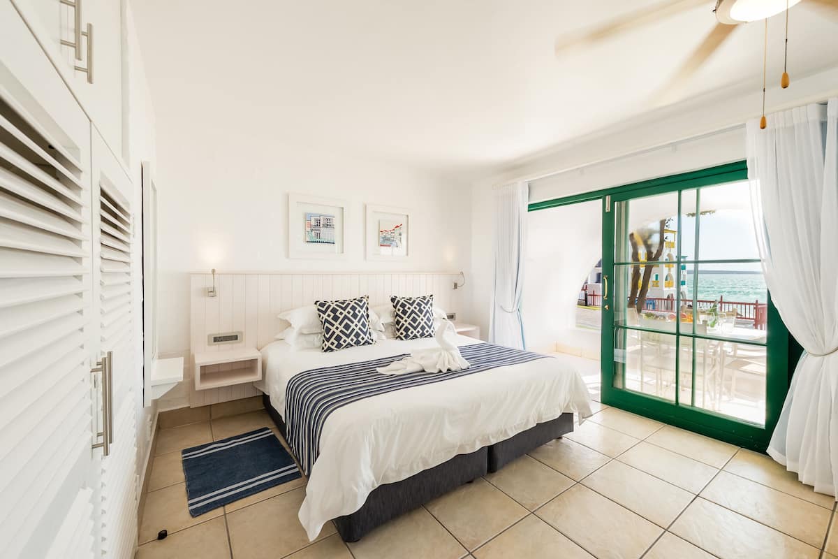 Beachfront 1 Bedroom Kaliva | 客房內保險箱、熨斗/熨衣板、無線上網、獨特裝潢