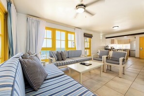 Hillside 2 Bedroom Kaliva | Aire de séjour | Téléviseur au plasma de 32 po avec télévision par satellite, téléviseur
