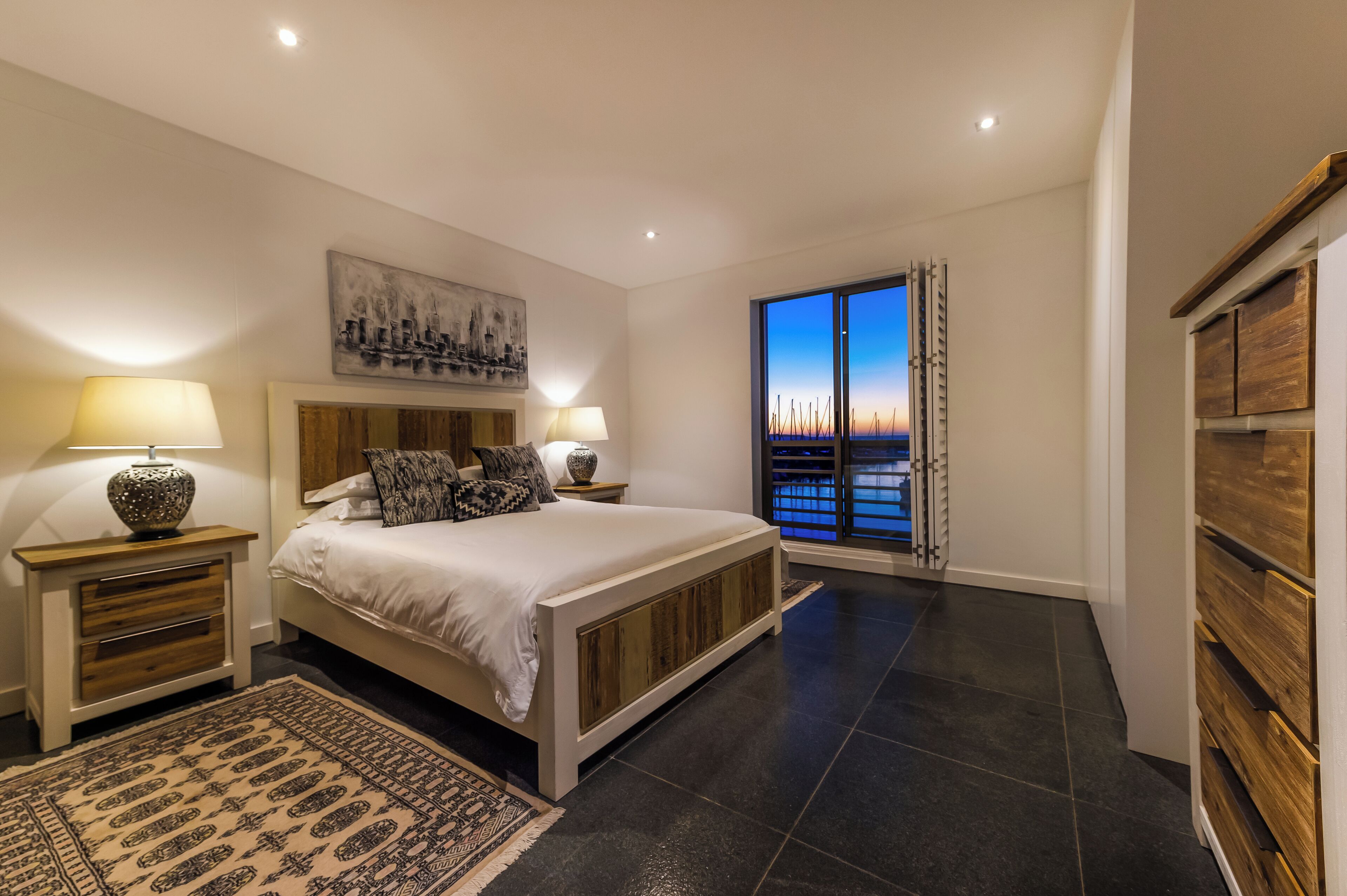 Marina 2 Bedroom Apartment | Een kluis op de kamer, individueel gedecoreerd, individueel gemeubileerd