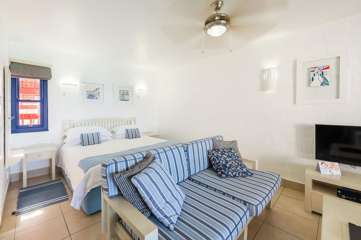 Seafront 1 Bedroom Kaliva | 客房內保險箱、熨斗/熨衣板、無線上網、獨特裝潢