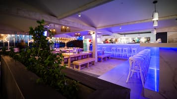 8 restaurants servant le petit déjeuner, le déjeuner et le dîner