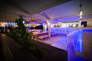 8 restaurantes; se sirven desayunos, almuerzos y cenas
