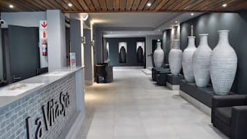 Salas de tratamiento para parejas, sauna y tina de hidromasaje