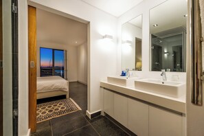 Marina 2 Bedroom Apartment | Badeværelse | Gratis toiletartikler, hårtørrer, håndklæder, Sæbe