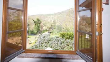 Departamento clásico, 2 habitaciones, acceso a la alberca, vista al jardín | Vista desde la habitación