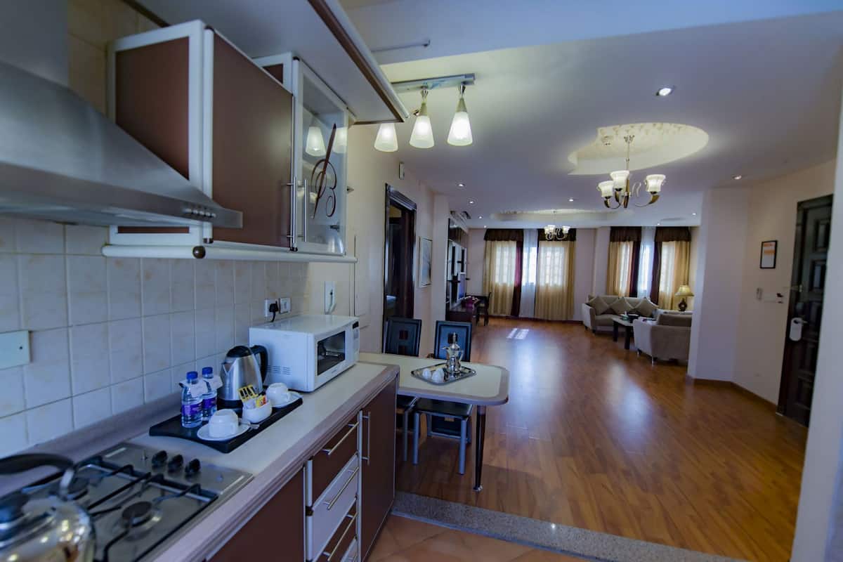 Private kitchen | Fridge, microwave, electric kettle, cookware/dishes/utensils