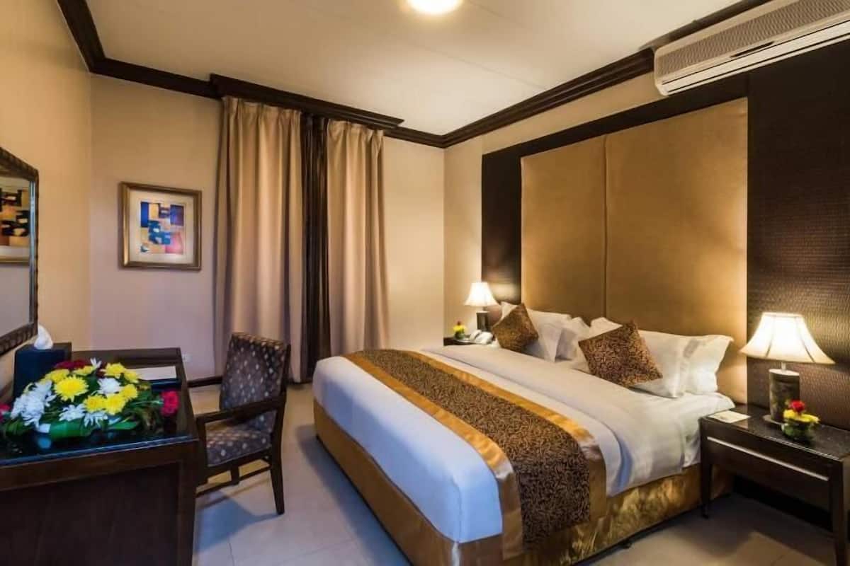 ميني بار وخزنة داخل الغرفة وأسرّة قابلة للطي وواي فاي مجانًا