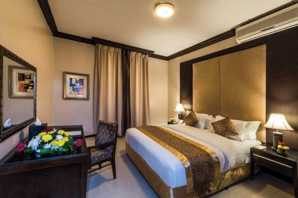 Minibar, in-room safe, WiFi (free), bed sheets