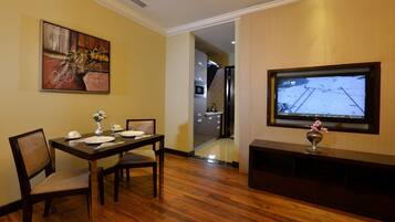 xxxSuite, 2 Bedroomsxxx | Soggiorno | TV a schermo piatto 32 pollici con canali via cavo, TV