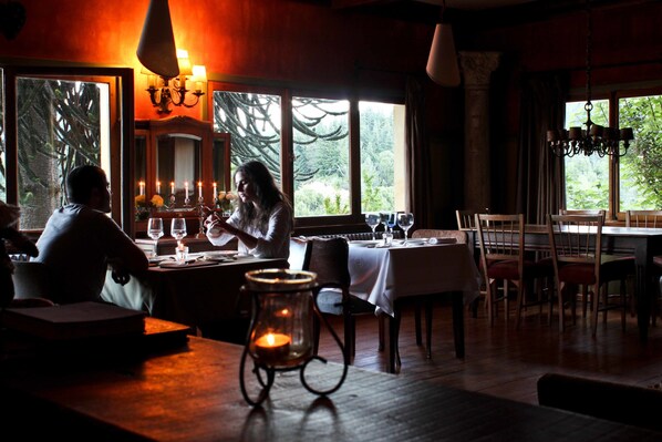 Food court - Los Juncos Patagonian Lake House (San Carlos de Bariloche)