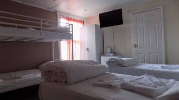 Habitación cuádruple, baño en la habitación