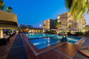 สระว่ายน้ำ