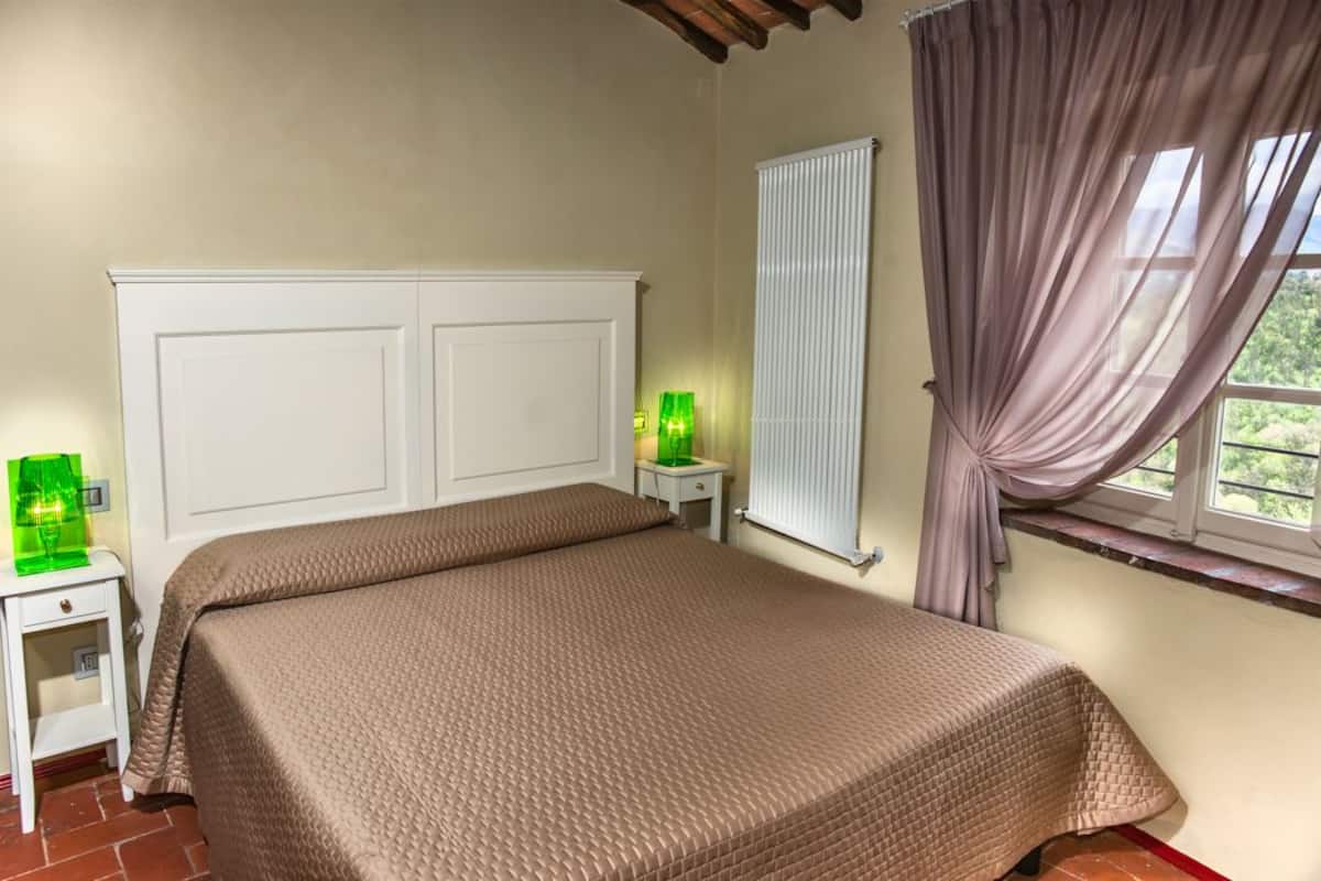 Kamer, 1 twee- of 2 eenpersoonsbedden | Een minibar, een kluis op de kamer, geluiddichte muren, extra bedden