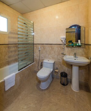 シャワー付き浴槽、レインフォールシャワー、ヘアドライヤー、スリッパ