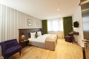 Premium bedding, minibar, in-room safe, individually decorated - Hotel Hauser (Nuremberg)