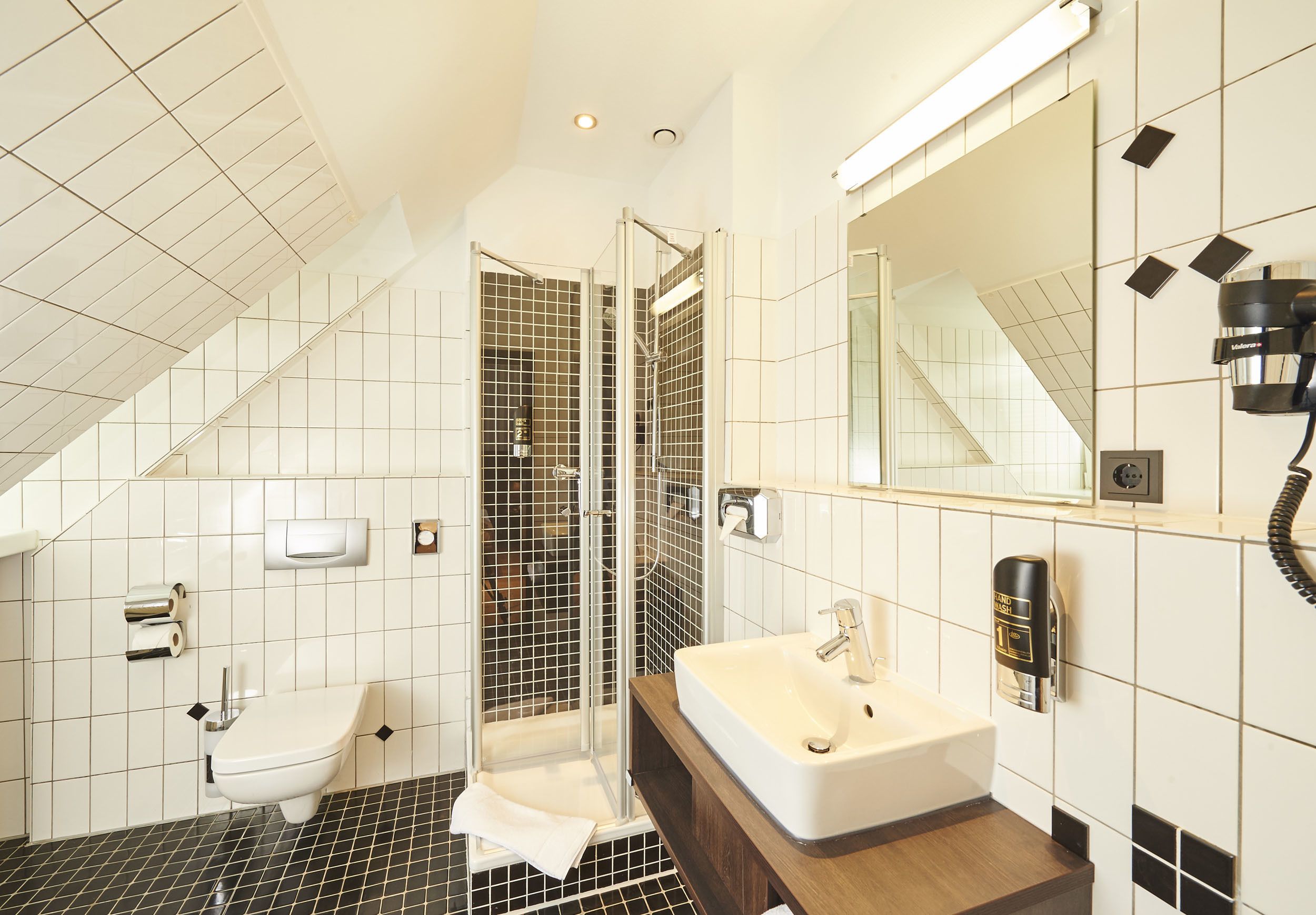 comfort double room | bathroom | shower, free toiletries, hair dryer, slippers