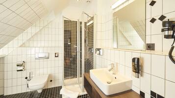 Comfort-Doppelzimmer | Badezimmer | Dusche, kostenlose Toilettenartikel, Haartrockner, Hausschuhe