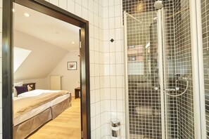 Shower, free toiletries, hair dryer, slippers - Hotel Hauser (Nuremberg)